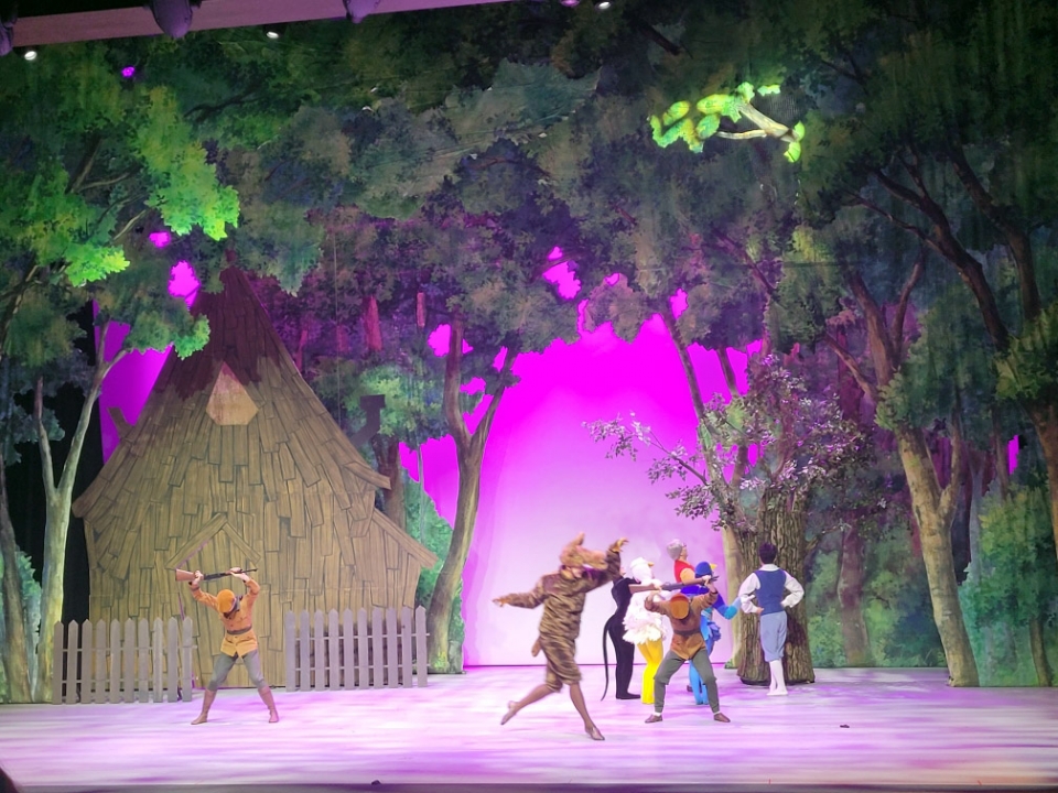 지난 8일 금산다락원 대공연장에서 열린 어린이를 위한 발레 ‘ABC 그리고 피터와 늑대’ 공연 모습.