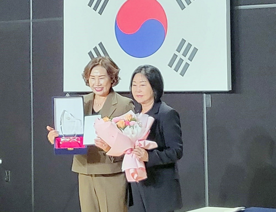 2022 청양문학상 수상자 윤혜숙(왼쪽) 시인과 시상자 박미라 시인이 시상식 후 기념촬영을 하고 있다.