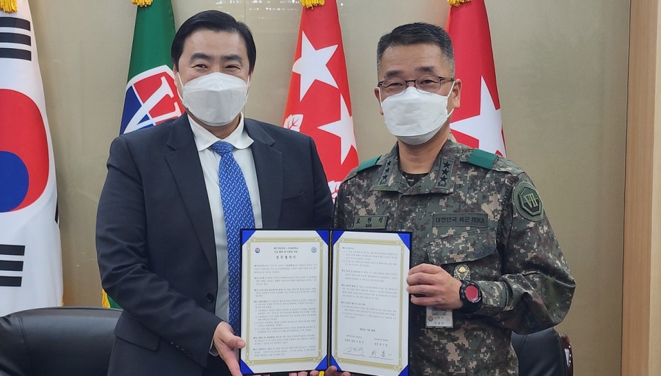 극동대학교 류기일(왼쪽) 총장과 제7기동군단 고현석 7군단장이 7군단 내 회의실에서학군 교류 업무협약을 체결했다.
