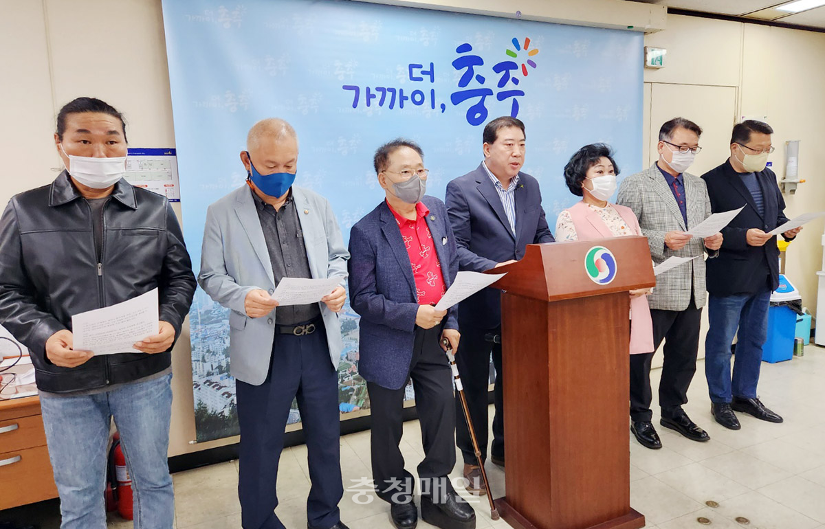 충북 충주 시민단체 연대회의가 공공의료기관 확충을 촉구하는 기자회견을 갖고 있다.