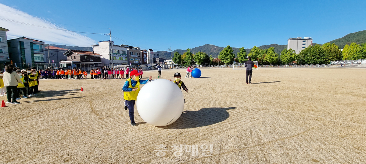충북 옥천 삼양초등학교 학생들이 ‘2022학년도 삼양초 스포츠데이 주간’에서 공굴리기를 하고 있다.