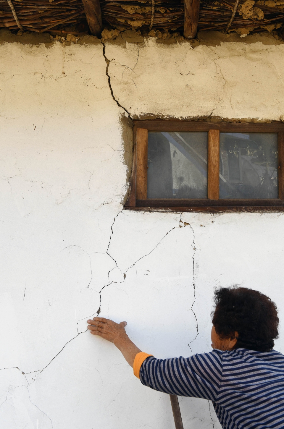 30일 충북 괴산군 장연면 한 주택에서 집주인 노회진(83)씨가 지난 29일 규모 4.1 지진으로 집 외벽에 생긴 균열을 살펴보고 있다. 오진영기자