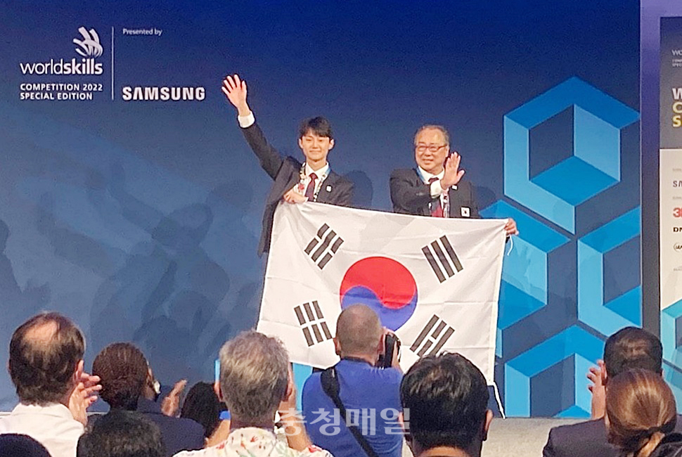 제46회 국제기능올림픽 요리부문에서 우수상을 수상한 박동현(왼쪽)씨가 시상식을 갖고 기념촬영을 했다.