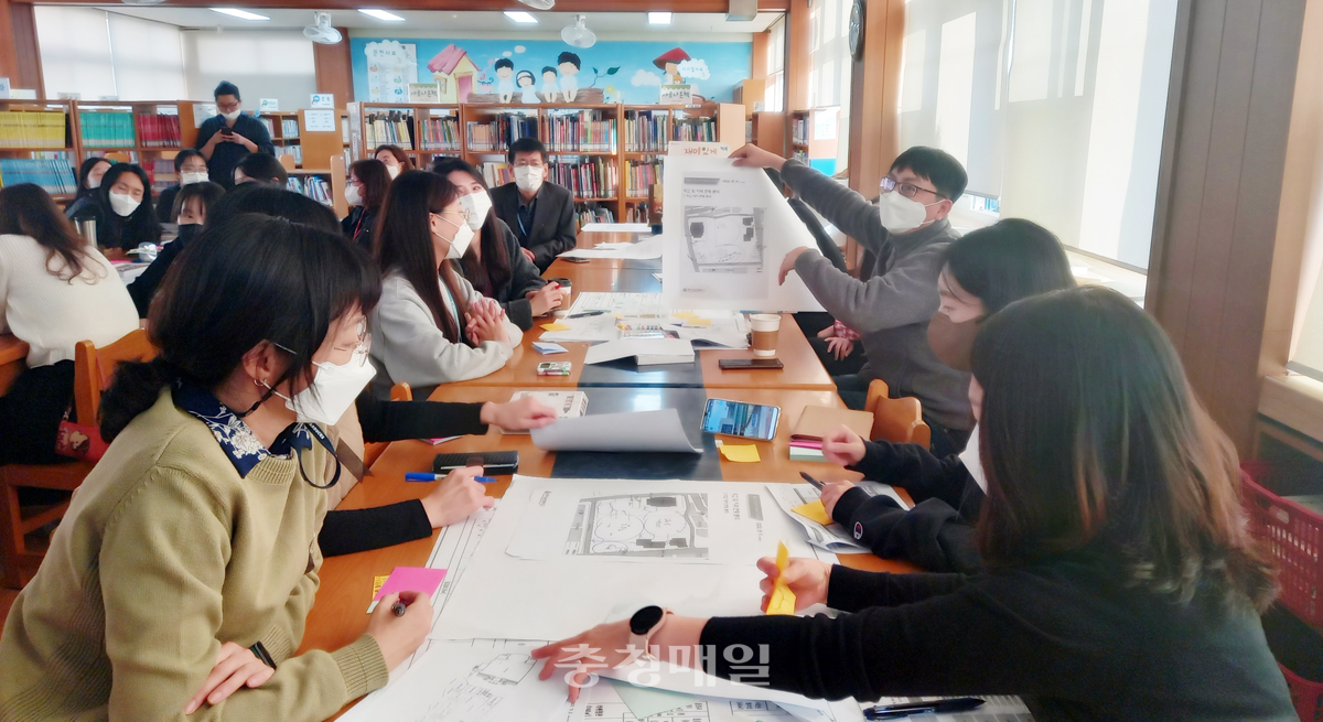 충주 성남초가 ‘그린스마트 미래학교’ 교직원 워크숍을 갖고 있다.