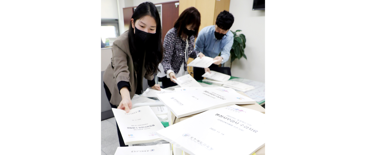 충북도의회 사무처 직원들이 행정사무감사 자료를 정리하고 있다.