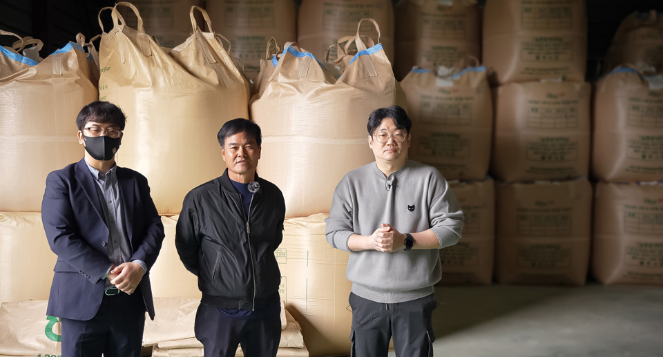 유투버 참피디(오른쪽) 와 충주시 관계자, 농업단체 관계자가 쌀 소비 촉진을 위한 영상을 촬영하고 있다.