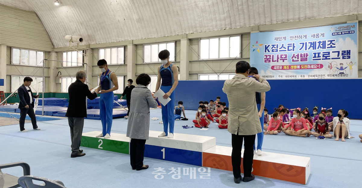 충북교육감기 체조대회 단체전 금메달을 차지한 청주 내수중 선수들.(왼쪽부터 이윤희, 이현성, 박현범)