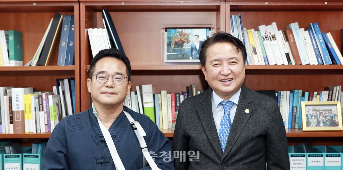 민병덕 국회의원실을 방문한 김영환(오른쪽) 충북지사가 민병덕 의원과 기념 촬영을 하고 있다.