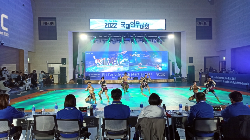 캄보디아 전통무술 ‘보카토’팀이 2022년 국제연무대회에서 보카토를 선보이고 있다.