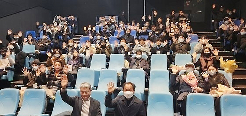 충북언론인클럽 회원들이 지난 17일 롯데시네마 청주 용암점에서 정기총회를 열고 충북언론상 시상식을 개최했다.
