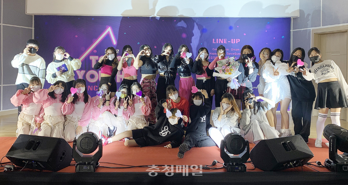 충남 태안군 청소년동아리 콘서트 ‘Taean Youth Concert’ 및 ‘제5차 청소년어울림마당’ 체험 행사에 참여한 학생들이 기념 촬영을 하고 있다.