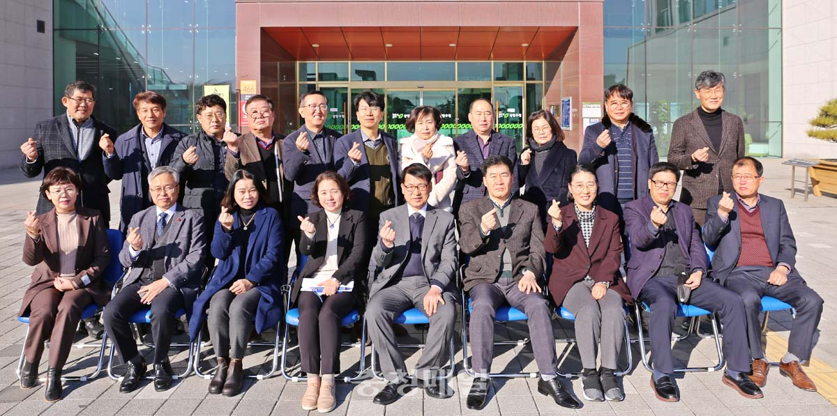 신학휴(앞줄 가운데) 충북 청주시 상당구청장이 취임식 후 구청 간부공무원들과 기념 촬영을 하고 있다.
