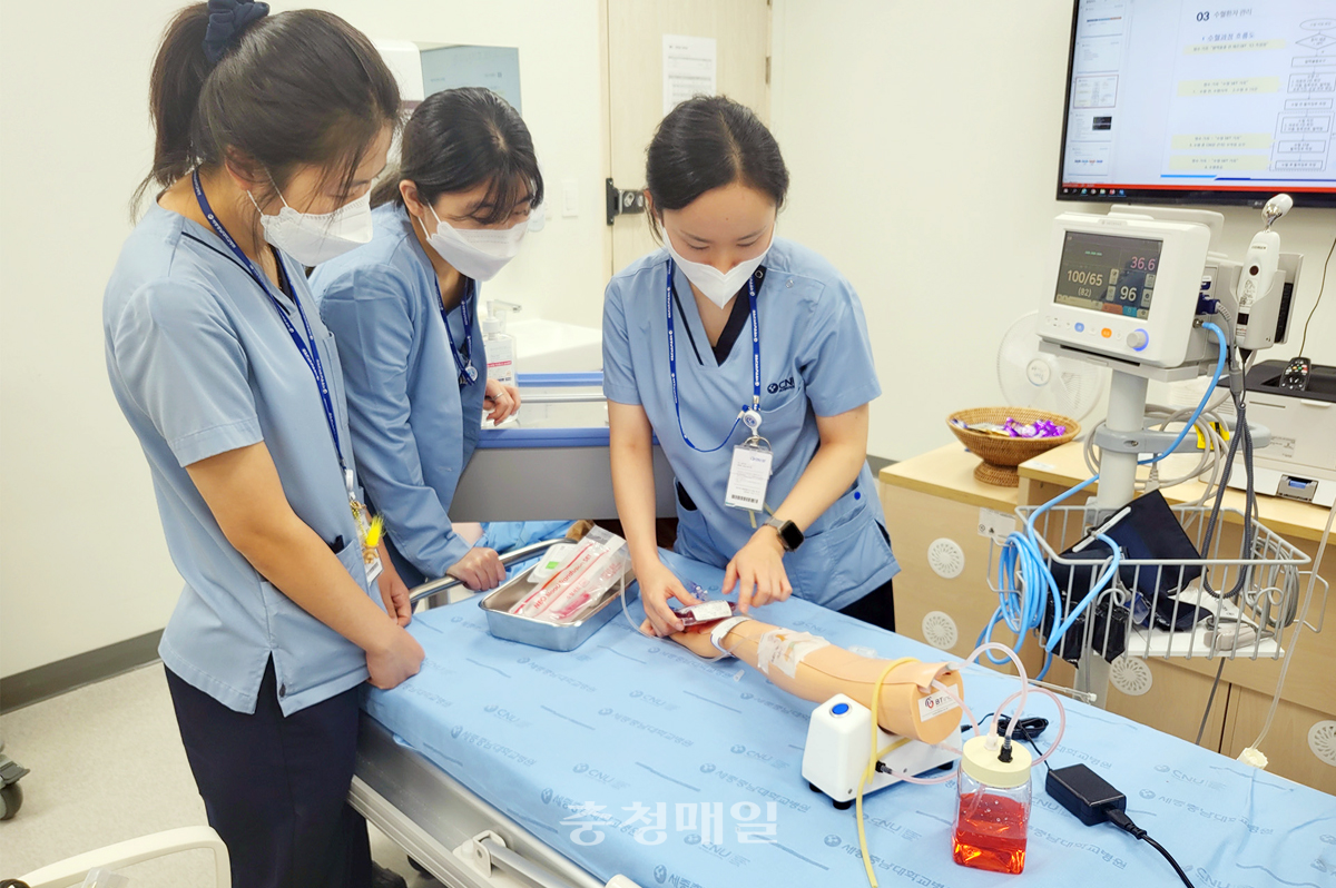 세종충남대학교병원이 신규 간호사와 재직 간호사를 대상으로 교육을 하고 있다.
