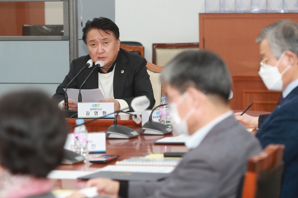 지난 13일 열린 충북도립대 혁신자문위원회 제1차 회의에서 김영환 충북지사가 자문위원들과 의견을 나누고 있다.