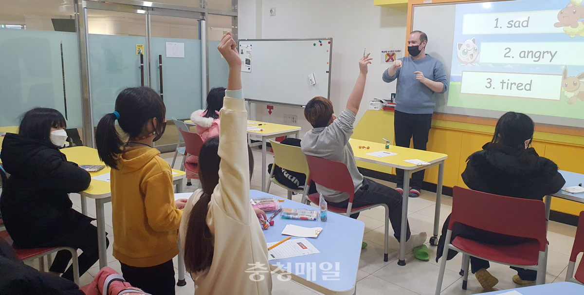 영어 원어민 교사가 충북국제교육원 ‘찾아오는 세계시민교실’에서 수업을 진행하고 있다.