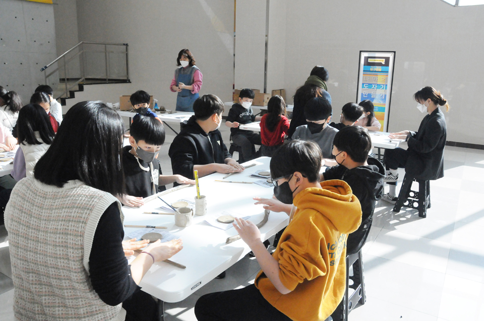 한국교통대학교 박물관이 관내 아동센터 이용 청소년들을 대상으로 ‘나만의 도자기 만들기’ 프로그램을 운영하고 있다.