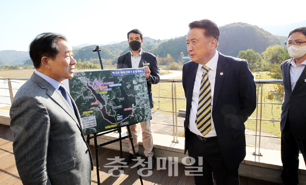 김영환(오른쪽) 충북지사와 송기섭 진천군수가 백곡호 레이크파크 종합계획도를 보며 대화를 나누고 있다.