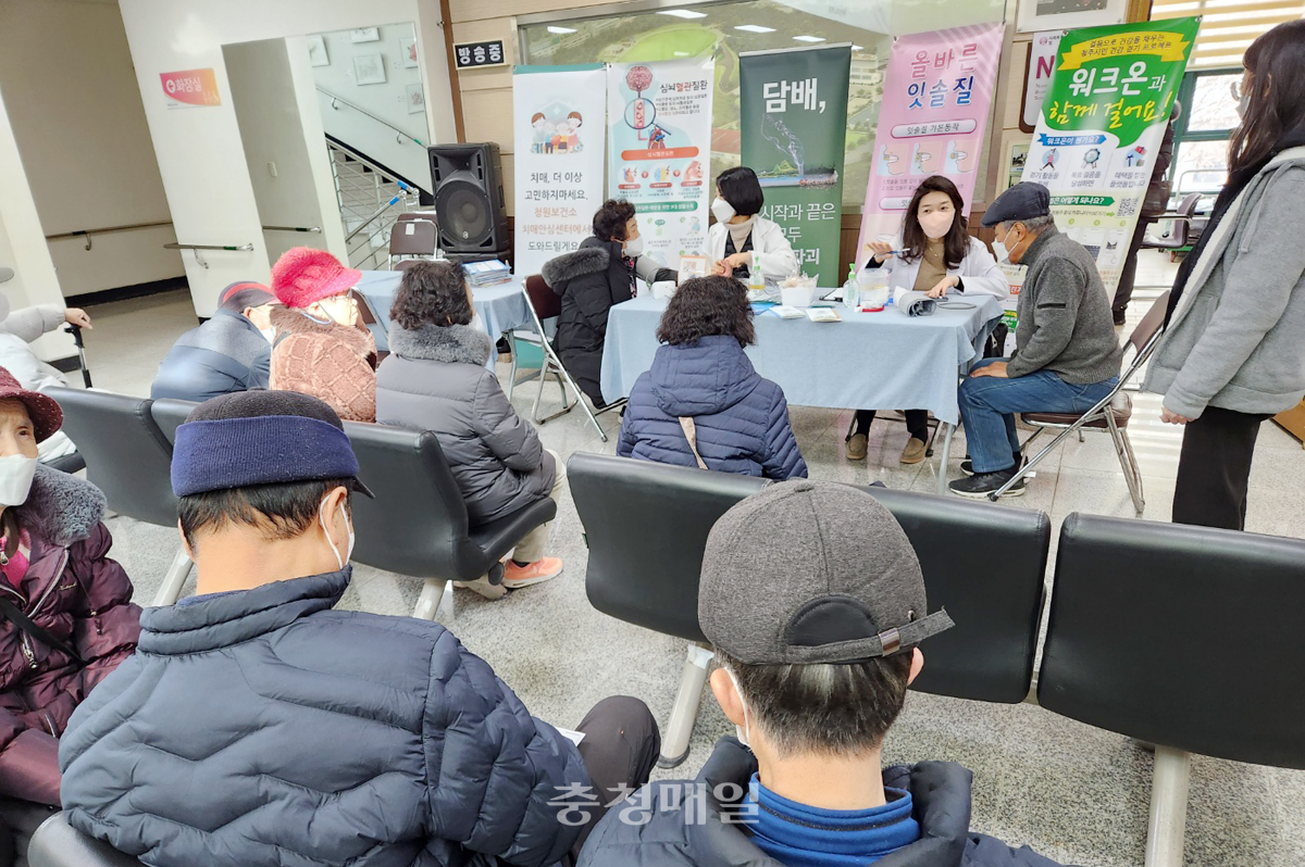 충북 청주 청원보건소가 지난 3일 내덕노인복지관에서 ‘찾아가는 작은보건소’를 운영 하고 있다.