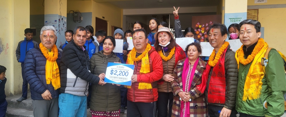히말라야 기후변화탐사대가 14일 네팔 바드라칼리초등학교를 방문해 2700달러를 전달한 뒤 기념촬영을 하고 있다.