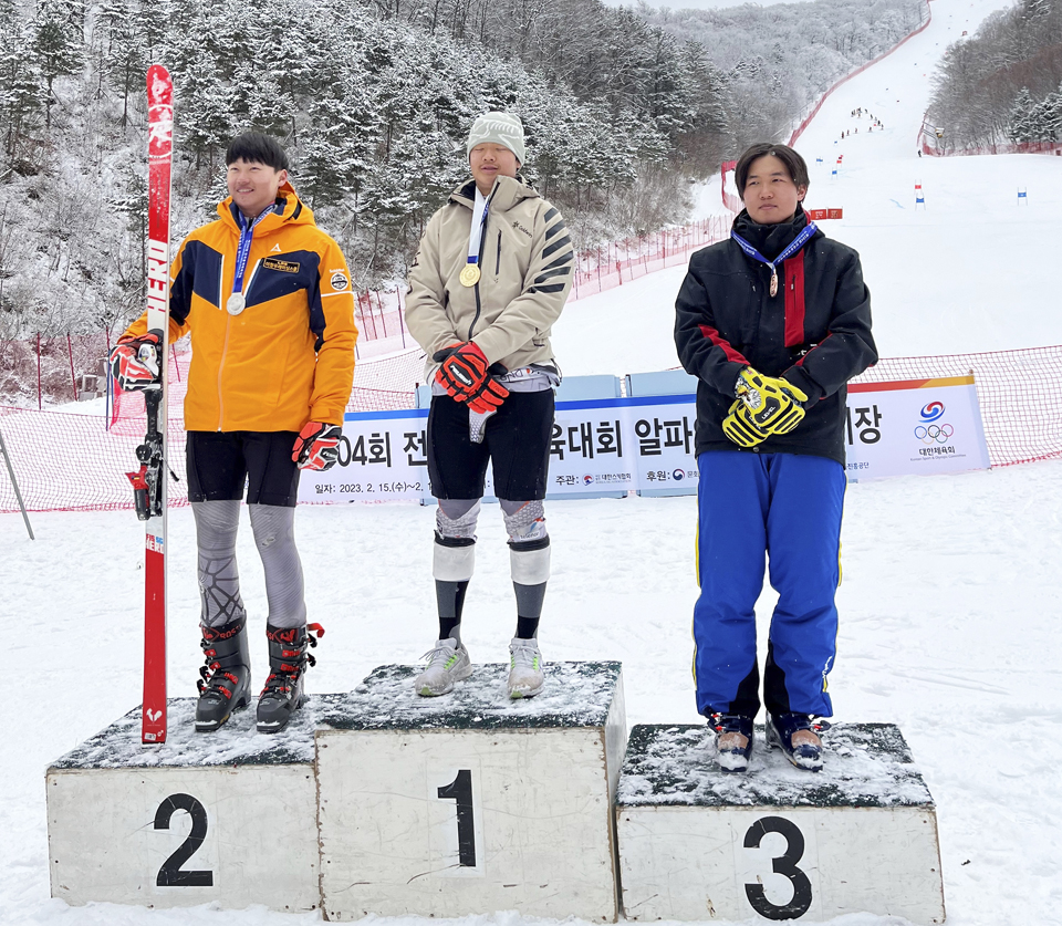 제104회 전국동계체육대회 사전경기 첫날인 15일 스키알파인 슈퍼대회전에서 금메달을 획득한 김세현(가운데) 선수.