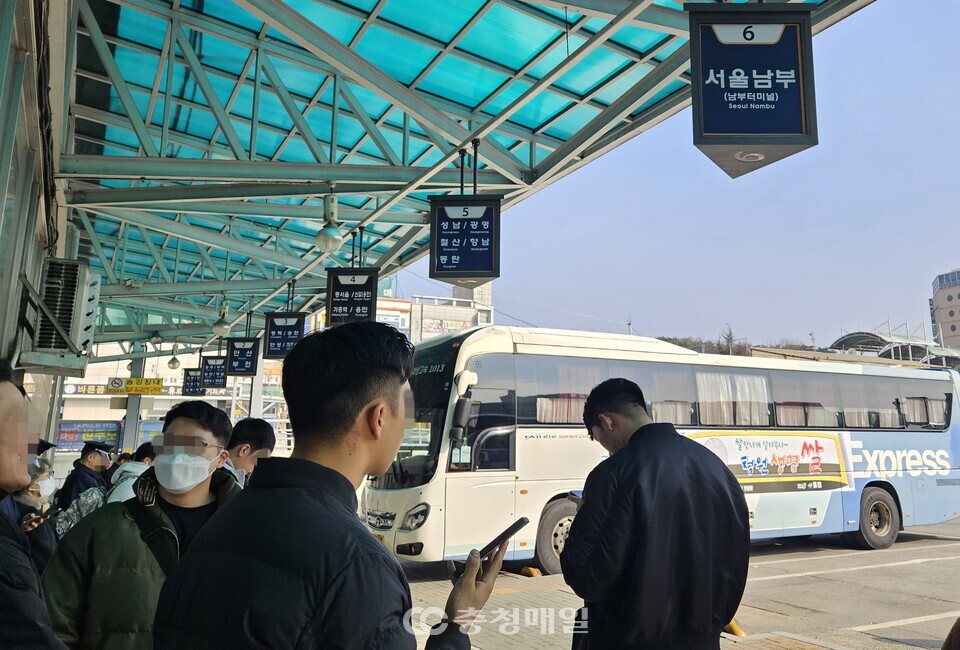 9일 충북 청주시외버스터미널에서 설 귀성객들이 차를 기다리고 있다.
