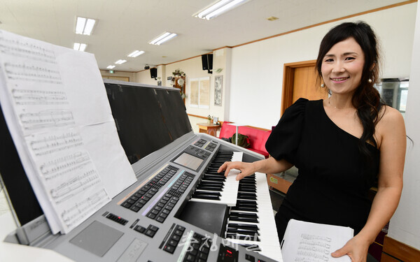 한지연 일렉토니스트가 16일 충북 청주시 상당구 방서동 자신의 연습실에서 충청매일과 인터뷰를 한 뒤 포즈를 취하고 있다.  오진영 기자