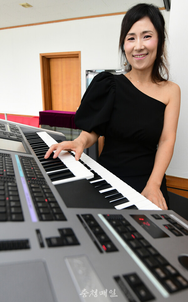  한지연 일렉토니스트가 16일 충북 청주시 상당구 방서동 자신의 연습실에서 충청매일과 인터뷰를 한 뒤 포즈를 취하고 있다.  오진영 기자