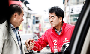 안정이냐 변화냐...사상 첫 남녀 맞대결 - 뉴스 썸네일 이미지