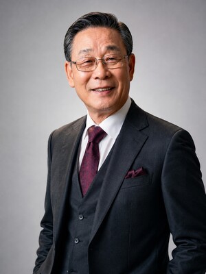 충남 '아산시청 재직 등 공직 33년' 윤길호씨, '사랑으로 그려온 80성상... - 뉴스 썸네일 이미지